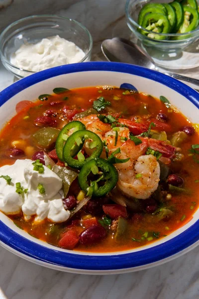 Bol Chaud Épicé Chili Con Carne Aux Crevettes Jalapeno Crème — Photo