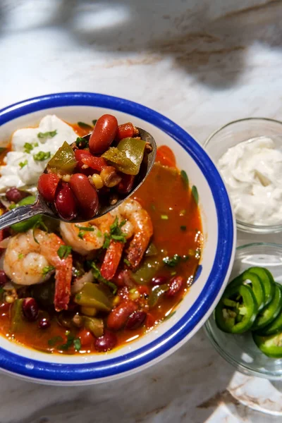 Kuuma Mausteinen Kulhoon Chili Con Carne Katkarapuja Jalapeno Smetana — kuvapankkivalokuva