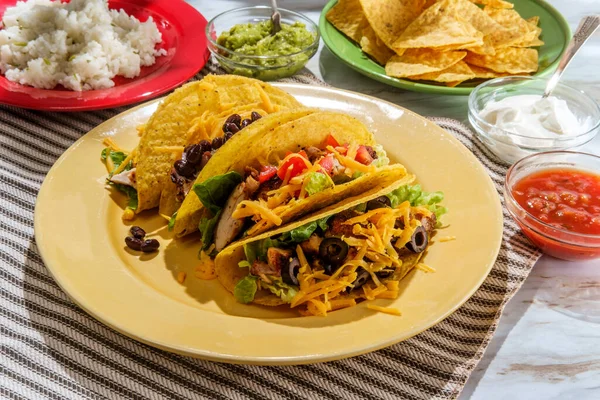 Tacos Pollo Mexicanos Con Chips Tortilla Arroz Varios Ingredientes — Foto de Stock