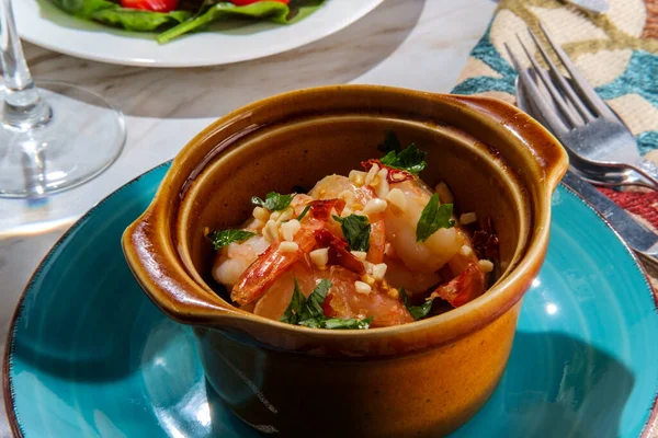 Portekiz gambas al ajillo sarımsaklı karides terracotta cazuela de barro bowl