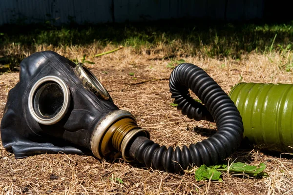 Verlaten Russische Stijl Gasmasker Met Ademende Kannister Een Zomerdag — Stockfoto