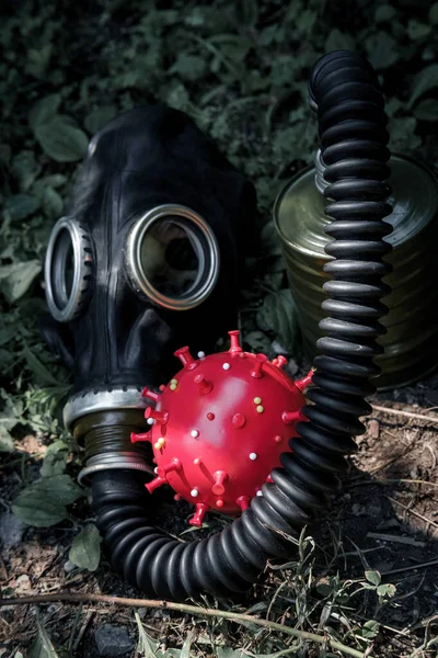 Coronavirus Részecske Modell Elhagyott Gázmaszk Védőfelszereléssel — Stock Fotó