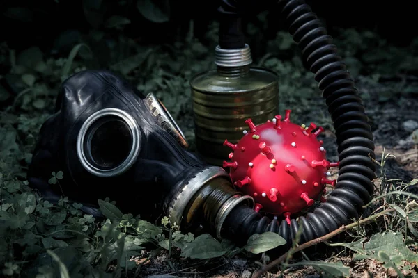 放棄されたガスマスク保護装置とコロナウイルス粒子モデル — ストック写真