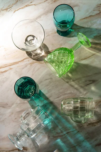 Ποτήρια Διαφόρων Σχημάτων Μαρμάρινο Τραπέζι Κουζίνας — Φωτογραφία Αρχείου