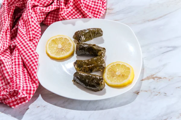 Dolma Yaprak Armenio Hojas Uva Rellenas Decoradas Con Rodajas Limón —  Fotos de Stock