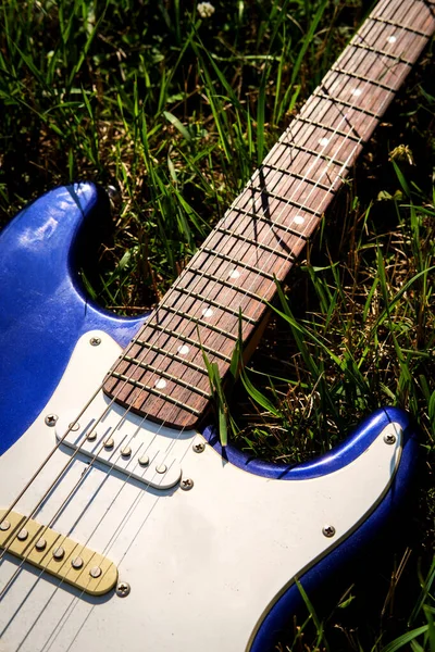 夏日的晴天 蓝色的电吉他放在草地上 — 图库照片