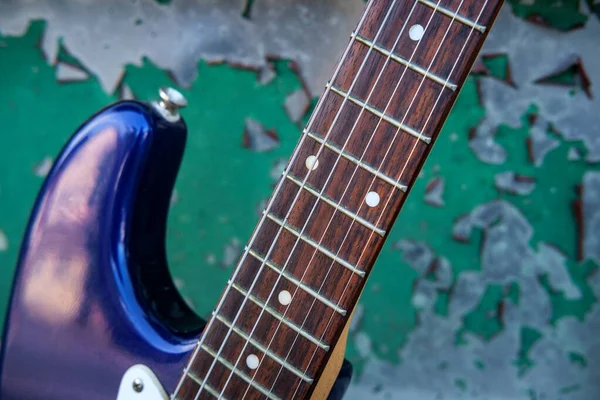 深绿色背景的蓝色电吉他 — 图库照片