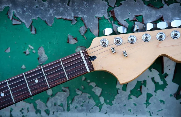 深绿色背景的蓝色电吉他 — 图库照片