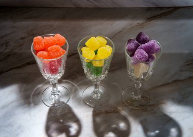 Granüle şeker kaplı şekerleme bardakları