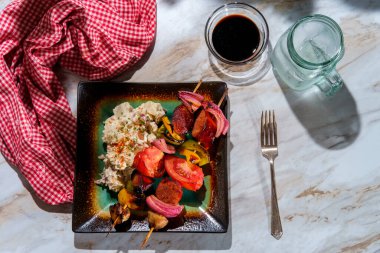 Polonya usulü ızgara bal balzamik soslu kielbasa şiş kebap şiş kırmızı soğanlı mantar dolmalık biber ve domates.