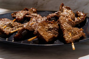 Kore barbekü bifteği Bulgogi kebabı susam tohumlu satay.