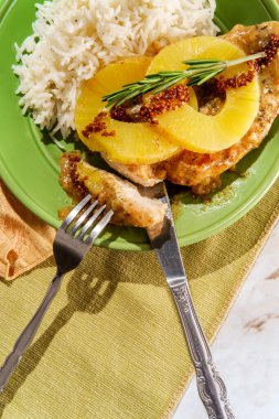 Biberiye ananaslı hardallı tavuk ve mermer mutfak masasında pirinç yemeği.