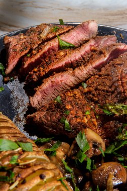 Patatesli sığır filetosu. A la hasselbacken mantar ve kuşkonmaz.