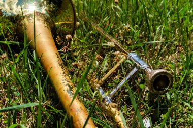 Yaşlı paslı trombon müzik festivalinde çim tarlasında yatıyor