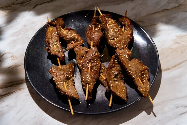 Korejské Hovězí Bbq Bulgogi Kebab Špejle Satay Sezamovými Semínky — Stock fotografie