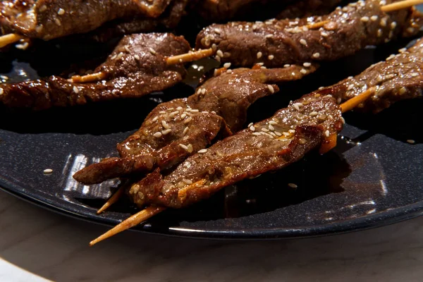 Koreanska Bbq Nötkött Bulgogi Kebab Spett Satay Med Sesamfrön — Stockfoto
