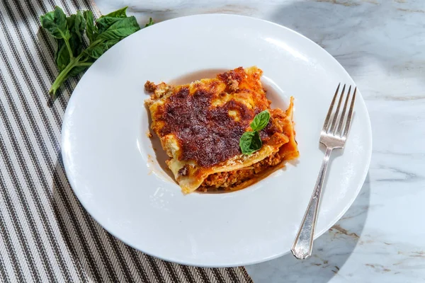 Hecho Casa Italiana Horno Queso Lasaña Carne Mesa Mármol Cocina — Foto de Stock