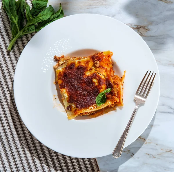 Hausgemachte Italienische Backkäse Fleisch Lasagne Auf Marmor Küchentisch — Stockfoto