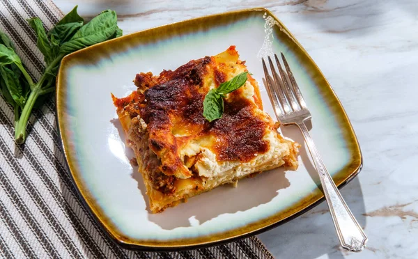 Hausgemachte Italienische Backkäse Fleisch Lasagne Auf Marmor Küchentisch — Stockfoto