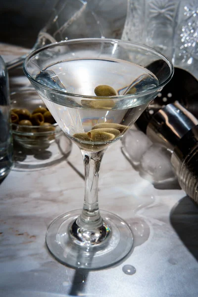 Göra Smutsiga Gin Martini Skakas Serveras Rakt Upp Och Garnerade — Stockfoto