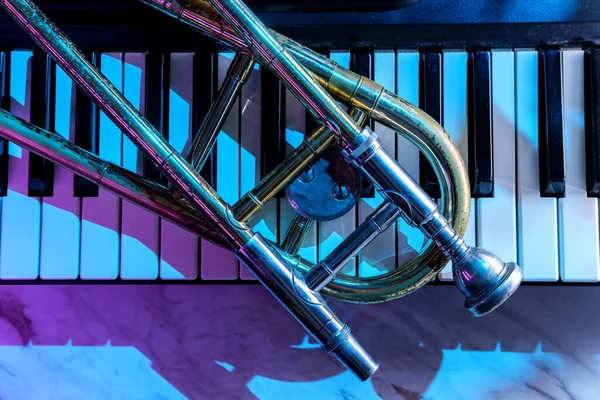 Jazz Viejo Desgastado Diapositiva Trombón Piano Teclado Musical Espectáculo Actuación — Foto de Stock