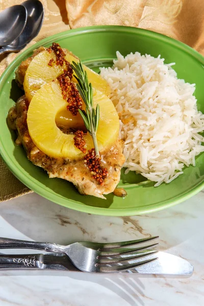 Rosemary Piña Mostaza Glaseado Pollo Con Cena Arroz Mesa Cocina — Foto de Stock