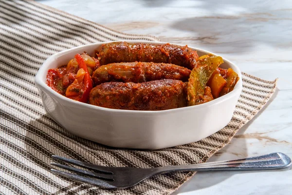 Cipolle Salsiccia Peperoni Con Patate Salsa Pomodoro Marinara Piccante — Foto Stock