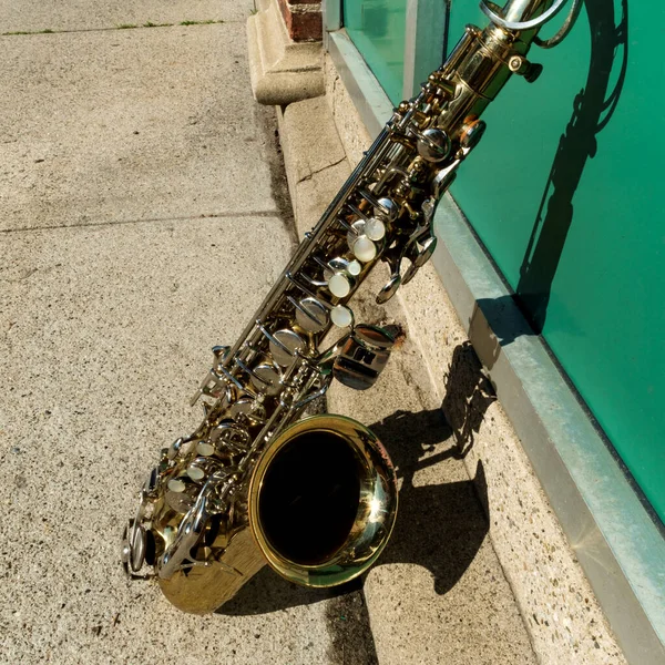 Outdoor Jazz Entretenimento Instrumento Musical Saxofone Com Fundo Rua Grungy — Fotografia de Stock