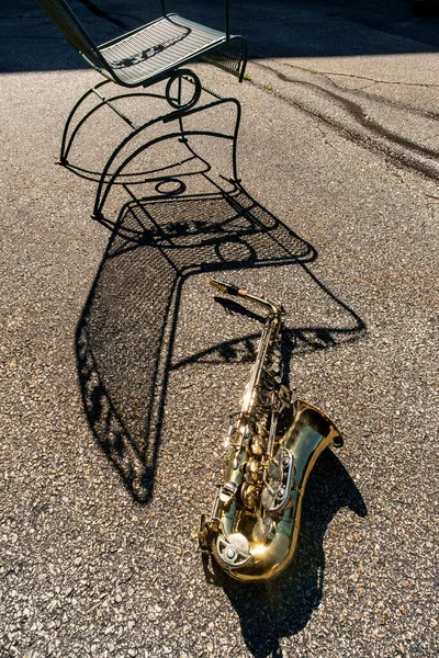 Outdoor Jazz Unterhaltung Musikinstrument Saxophon Mit Grundigem Straßenhintergrund — Stockfoto