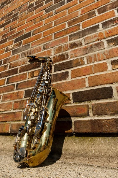 Outdoor Jazz Entertainment Muziekinstrument Saxofoon Met Grungy Straat Achtergrond — Stockfoto