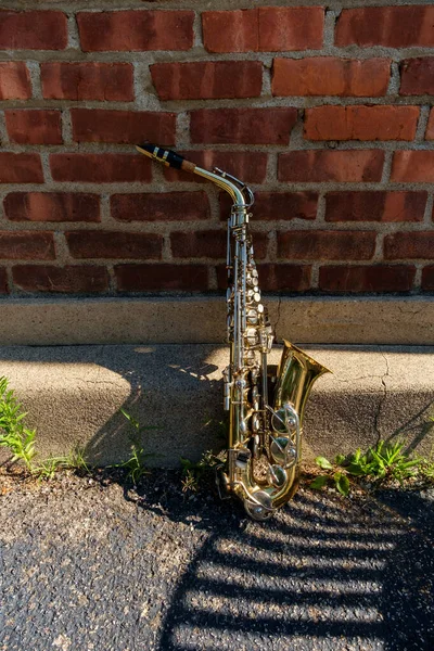 Outdoor Jazz Entretenimento Instrumento Musical Saxofone Com Fundo Rua Grungy — Fotografia de Stock