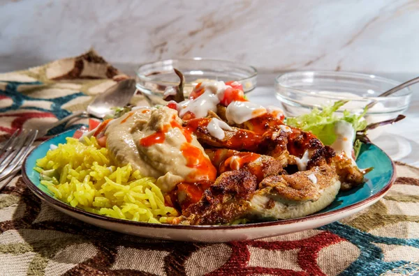 Pollo Oriente Medio Ensalada Shawarma Plato Arroz Con Hummus Verduras — Foto de Stock