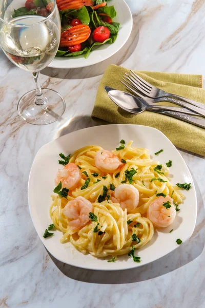 Italian Fettuccine Alfredo Shrimp Salad Glass White Wine — Stock Photo, Image