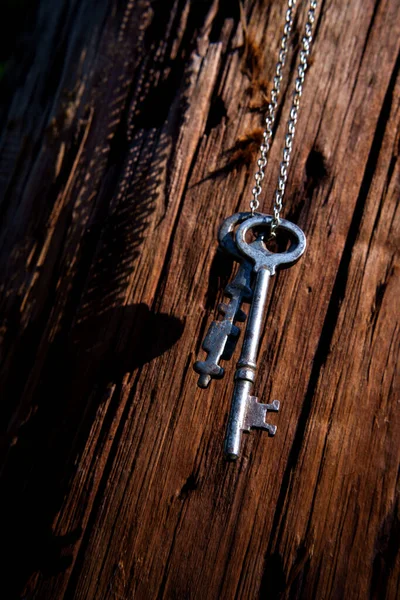 Παλιά Αντικέ Κλειδιά Σκελετού Κρέμονται Από Μεταλλική Αλυσίδα Ενάντια Ταλαιπωρημένη — Φωτογραφία Αρχείου