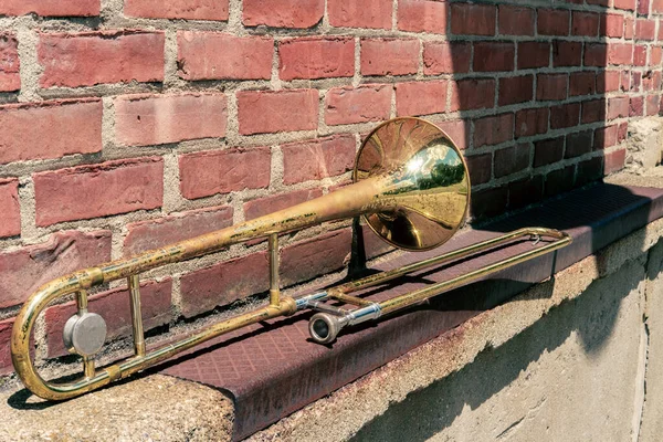 Oude Roestige Vintage Trombone Leunt Tegen Bakstenen Gebouw Buiten Jazz — Stockfoto