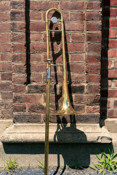 Velho Enferrujado Trombone Vintage Inclina Contra Construção Tijolos Fora Clube — Fotografia de Stock