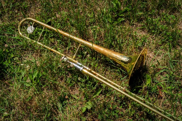 Vieux Trombone Rouillé Pose Dans Champ Herbe Festival Musique — Photo