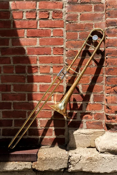 Vecchio Trombone Vintage Arrugginito Appoggiato All Edificio Mattoni Fuori Del — Foto Stock
