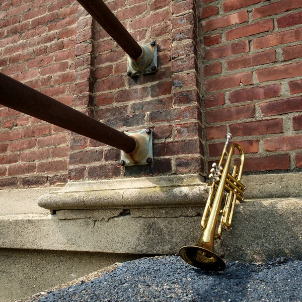 Velho Instrumento Jazz Enferrujado Trompete Encostado Contra Tijolo Parede Edifício — Fotografia de Stock