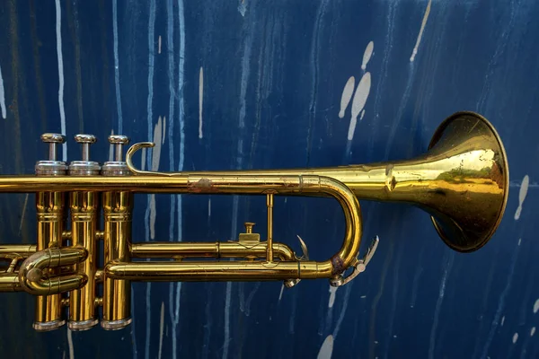 Velho Enferrujado Instrumento Jazz Trompete Contra Angustiado Grunge Fundo — Fotografia de Stock