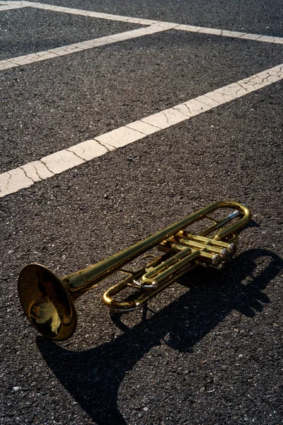 Antiguo Instrumento Jazz Oxidado Trompeta Tendido Camino Con Patrón Línea —  Fotos de Stock