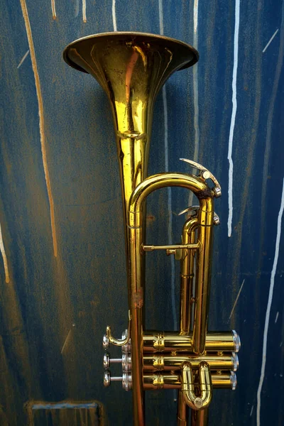 Antiguo Trompeta Instrumento Jazz Oxidado Contra Fondo Grunge Angustiado — Foto de Stock