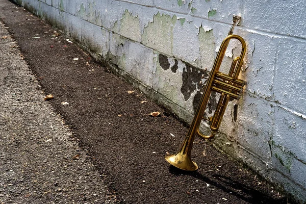 Velho Instrumento Jazz Enferrujado Trompete Encostado Contra Tijolo Parede Edifício — Fotografia de Stock