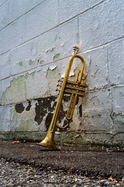 Velho Instrumento Jazz Enferrujado Trompete Encostado Contra Tijolo Parede Edifício — Fotografia de Stock