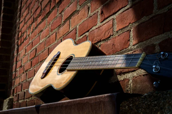 Akustyczna Gitara Barytonowa Ukulele Lewo Zewnątrz Miejsce Występu Againts Cegły — Zdjęcie stockowe