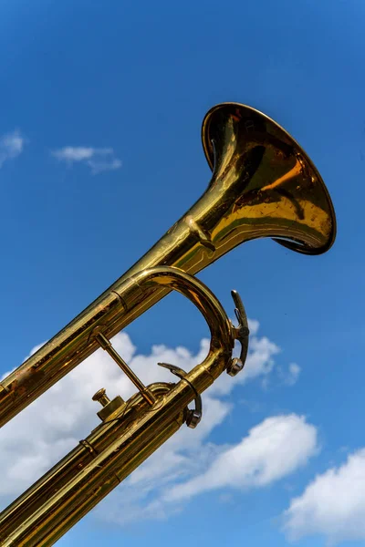 Trąbka Przeciwko Błękitnemu Niebu Podczas Obchodów Orkiestry Marszowej — Zdjęcie stockowe