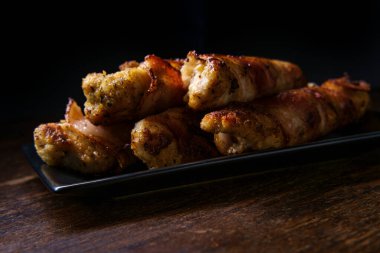 Pastırmalı tavuk, iştah açıcı, karamsar ışıklandırmalı.