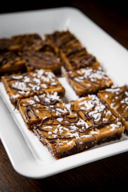 Bir tepsi taze pişmiş kek ve kremalı kek.