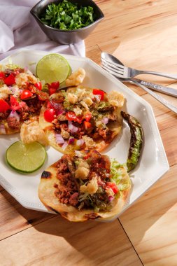 Meksika Longaniza sosisi ve biftek caddesi tacos campechanos chicharron domuz derisi ve domates sosu.