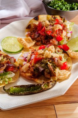 Meksika Longaniza sosisi ve biftek caddesi tacos campechanos chicharron domuz derisi ve domates sosu.
